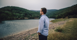 Read more about the article Men who are deeply lonely in life often display these 7 behaviors without realizing it, according to psychology