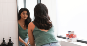 Read more about the article If someone’s deeply insecure but hides it well, they often display these 8 subtle behaviors