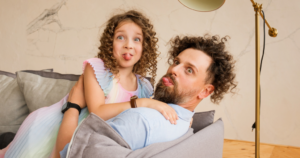 Read more about the article 7 daily habits of fathers who have an unbreakable bond with their daughters, according to psychology