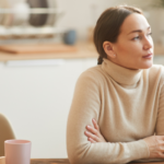 People with high intelligence often avoid these 8 common behaviors (without making a big deal about it)