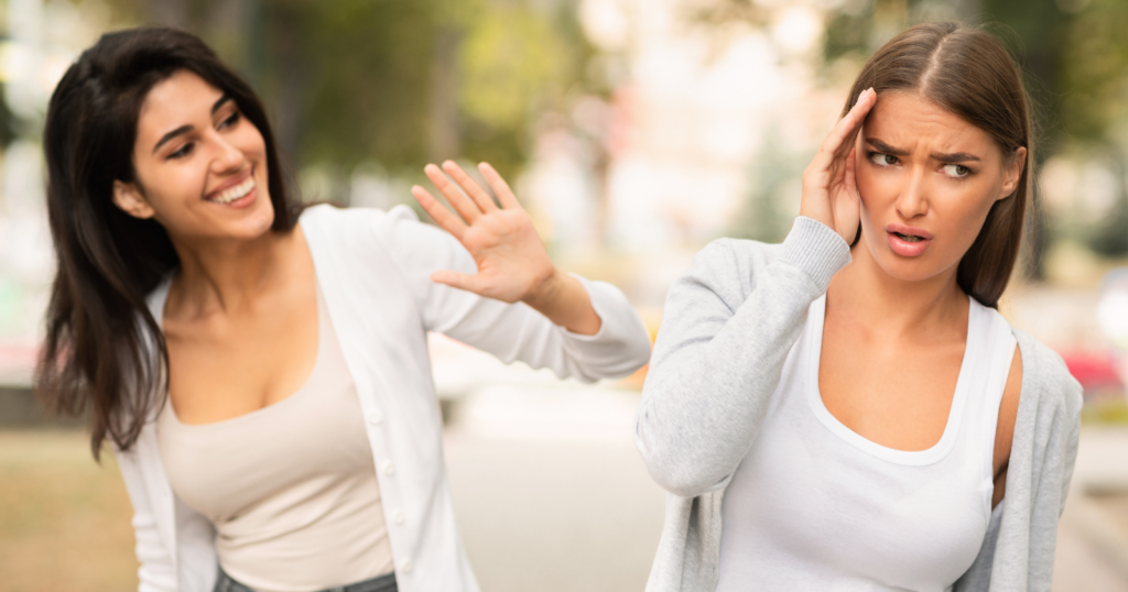 You are currently viewing If you pretend not to see acquaintances in public to avoid small talk, psychology says you exhibit these 7 traits