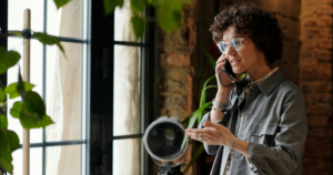 Read more about the article People who pace while on the phone usually have these 9 unique personality traits