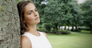 Read more about the article Women who have a perfect life on the surface but deeply unhappy underneath usually display these 8 subtle behaviors