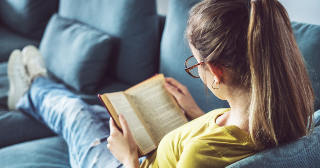 You are currently viewing Psychology says preferring to read over watching TV is a subtle sign of these personality characteristics