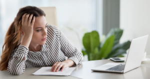 Read more about the article 10 daily habits of people never move forward in life, according to psychology