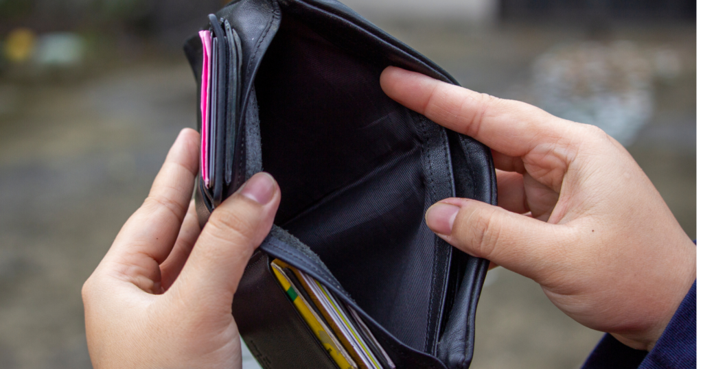 You are currently viewing 10 quiet habits of people who earn a decent living but are always short of cash