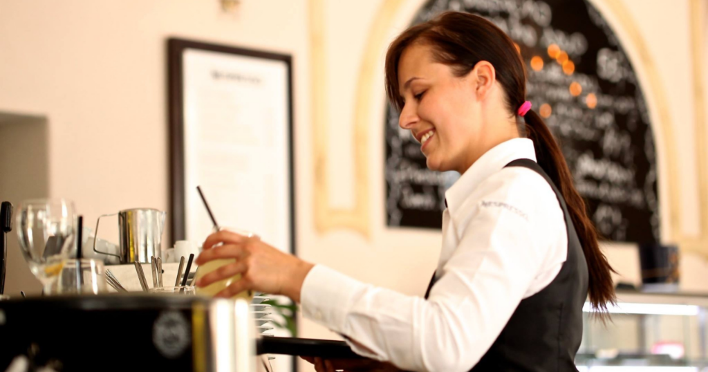 You are currently viewing If you ever worked at a restaurant at some point in life, psychology says you likely have these 6 strengths