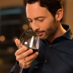 People who need a glass of wine to relax in the evenings often display these 7 habits without realizing it