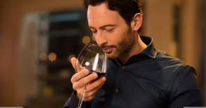 Read more about the article People who need a glass of wine to relax in the evenings often display these 7 habits without realizing it