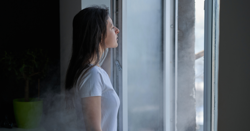You are currently viewing People who keep all the windows open (even during winter) usually display these 7 unique traits, according to psychology