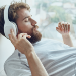 If you listen to the same songs repeatedly everyday, psychology says you display these 7 behaviors