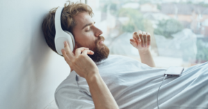 Read more about the article If you listen to the same songs repeatedly everyday, psychology says you display these 7 behaviors