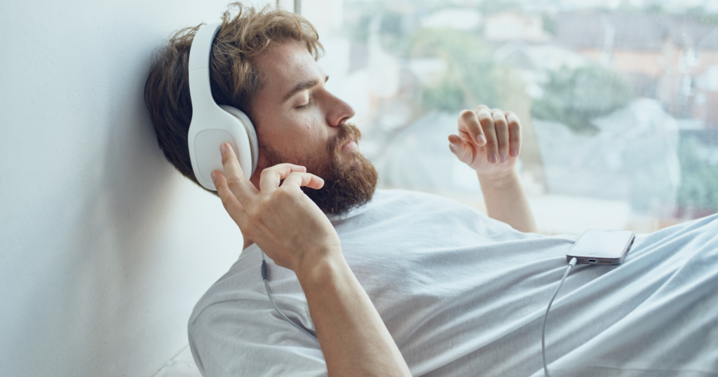 You are currently viewing If you listen to the same songs repeatedly everyday, psychology says you display these 7 behaviors