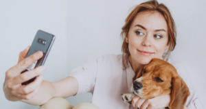 Read more about the article People who don’t show their teeth when they smile for pictures usually display these 7 traits, according to psychology