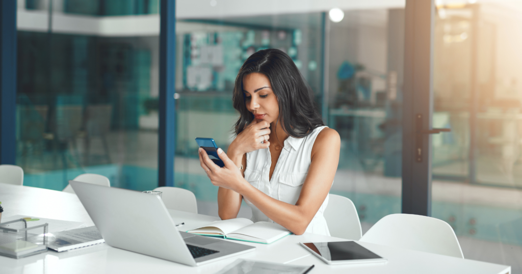 You are currently viewing People who never text first often display these 8 unique traits, according to psychology