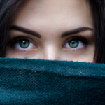People who frequently break eye contact in conversations usually had these 10 experiences growing up