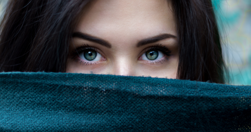 You are currently viewing People who frequently break eye contact in conversations usually had these 10 experiences growing up