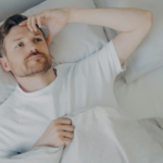 People who have difficulty sleeping the night before an early flight usually display these 7 behaviors, says psychology