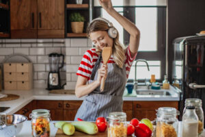 Read more about the article People who sing while doing chores usually possess these 9 unique personality traits, according to psychology