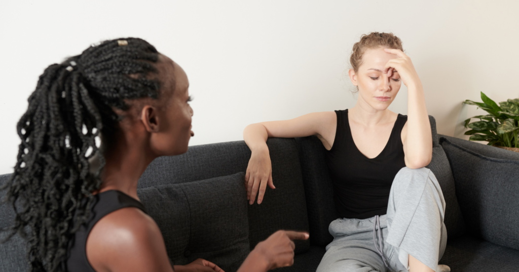 You are currently viewing People who are secretly controlling often disguise it with these 9 “helpful” behaviors