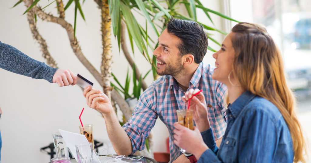 You are currently viewing If you automatically offer to split the bill evenly, psychology says you probably display these 7 unique traits