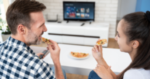 Read more about the article People who like to eat in front of the TV usually display these 7 unique behaviors