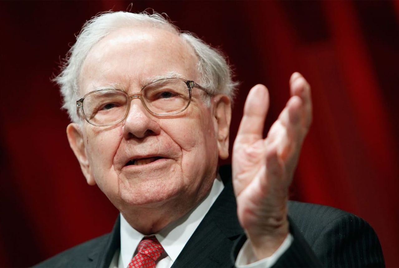You are currently viewing 7 Habits That Keep People Stuck in Poverty, According to Warren Buffett