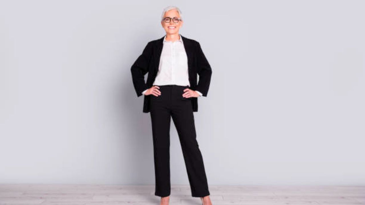 You are currently viewing 7 Stylist Tricks to Flatter Your Tummy After 60 Without Hiding It